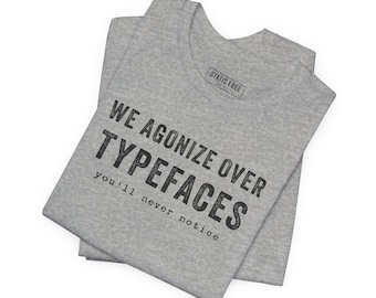 Camiseta con humor tipográfico: atormentado por las tipografías, camiseta de diseñador de mapas SIG y cartógrafo.