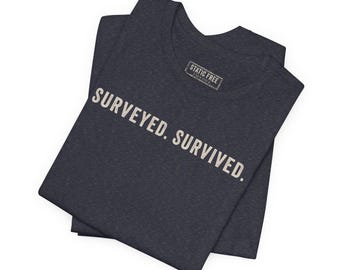 Camiseta "Surveyed Survived" (Surveyed Sobrevivió) – Camiseta divertida para topógrafos y cartógrafos SIG.