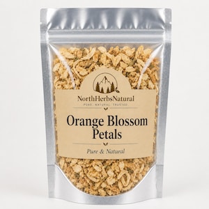 Peut inclure: Un sac refermable argenté rempli de pétales de fleur d'oranger séchés. Le sac comporte une étiquette marron avec le texte "NorthHerbsNatural" et "Orange Blossom Petals". Les mots "Pure & Natural" sont également imprimés sur l'étiquette.