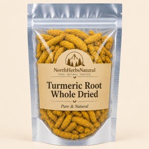Może przedstawiać: Przezroczysta, srebrna torba wypełniona suszonym korzeniem kurkumy. Torba ma brązową etykietę z napisem "NorthHerbsNatural" i "Turmeric Root Whole Dried". Kurkuma ma żywy żółty kolor.