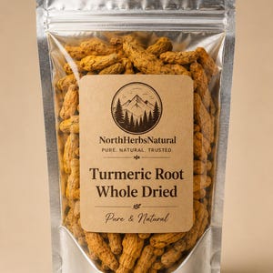 Puede incluir: Una bolsa plateada y resellable llena de raíz de cúrcuma seca. Una etiqueta marrón muestra el texto "North Herbs Natural" y "Turmeric Root Whole Dried". La etiqueta también presenta un gráfico de montaña y árboles, y las palabras "Pure & Natural."