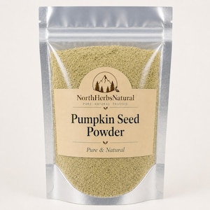 Puede incluir: Una bolsa plateada resellable llena de polvo fino de semillas de calabaza verde claro. La etiqueta marrón y blanca dice "NorthHerbsNatural" y "Pumpkin Seed Powder, Pure & Natural".