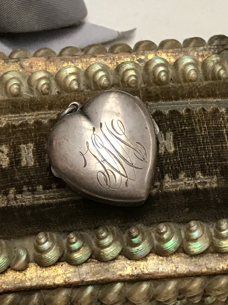 Sterling Silver big round pill box in vintage style with plant engraving design