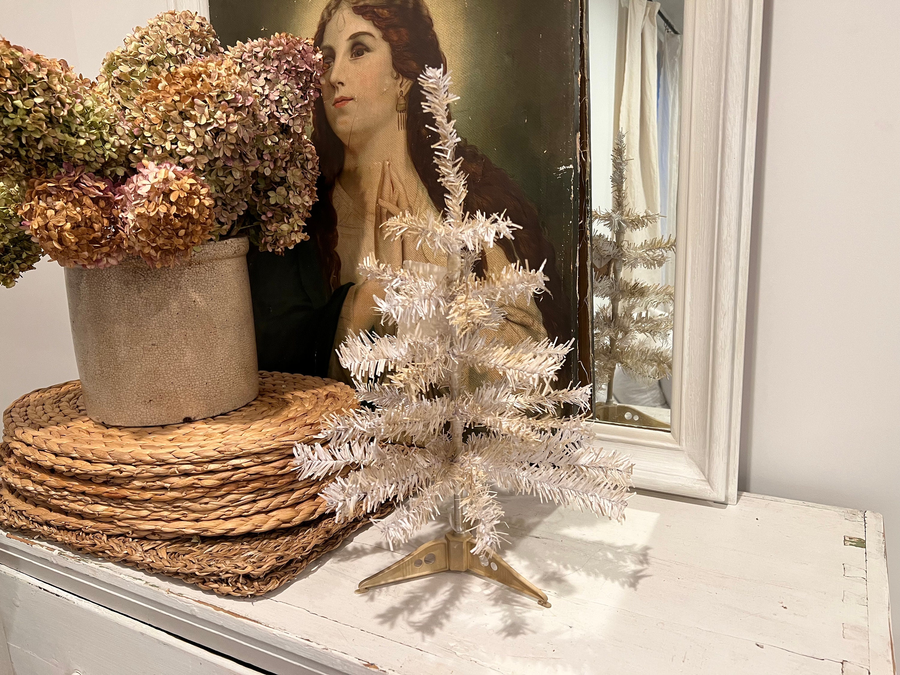 Liliful Christmas White Feather Tree with Glitter Tips 12'' Table Top  Feather Christmas Tree Xmas Tree Tabletop Decorations Centerpieces for  Winter