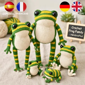 Puede incluir: Un conjunto de cinco ranas de ganchillo hechas a mano de varios tamaños, con cuerpos a rayas verdes y amarillas, vientres de color crema y grandes ojos de plástico negro. Un pequeño letrero muestra el texto Crochet Frog Family - Handcrafted.