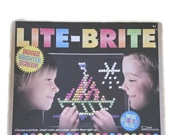 Lite-Brite 2019 Hasbro bevat 214 stuks groter en helderder scherm.
