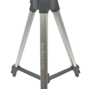 以下が含まれることがあります： シルバーとブラックのKalimar Pro-Tech V-20三脚。3段伸縮式の脚部には黒いプラスチック製のロッククリップ、中央には支柱、上部にはカメラ機材を取り付けるためのマウントプレートを備えたパン・チルト雲台が装備されています。