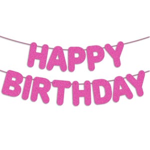 Peut inclure: Une banderole rose à paillettes affichant les mots HAPPY BIRTHDAY dans une police arrondie et grasse. Les lettres sont enfilées sur deux fines lignes horizontales distinctes, avec le mot HAPPY sur la ligne du haut et BIRTHDAY en bas.