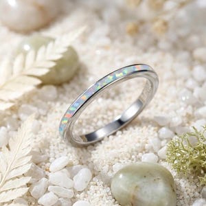 Witte vuuropaalring | Blauwe edelsteen stapelring, elegante statement sieraden