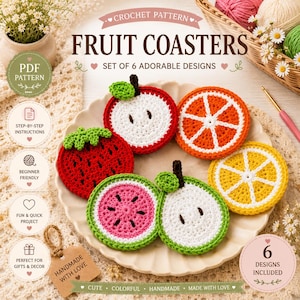 Könnte beinhalten: Ein Set aus sechs handgefertigten Häkel-Obstuntersetzern, darunter Apfel, Orange, Erdbeere, Wassermelone, Birne und Zitrone. Die Untersetzer sind farbenfroh und tragen den Text "Fruit Coasters" und "Set of 6 adorable designs".