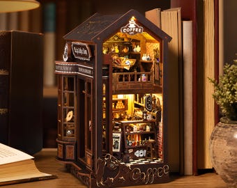Zestaw do samodzielnego montażu magicznego kącika książkowego w miniaturowym domku dla lalek z drewnianą półką i kawiarnią