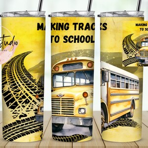 Może przedstawiać: Żółty kubek z czarnym nadrukiem przedstawiający żółty autobus szkolny z napisem "Making Tracks to School". Kubek ma wzór śladów opon.