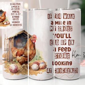 Könnte beinhalten: Ein weißer Becher mit einer Illustration eines braunen Hahns und Eiern. Auf dem Becher steht der Text "Wenn du eine Meile in meinen Schuhen läufst, landest du in einem Futterladen und schaust dir Hühner an!"