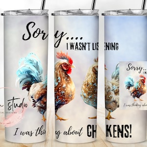 Könnte beinhalten: Set aus drei isolierten Edelstahlbechern mit Hahnmotiv. Die Becher zeigen Aquarellillustrationen von Hühnern und den Text "Sorry... I wasn't listening, I was thinking about CHICKENS!". Die Becher haben einen silbernen Deckel und einen Strohhalm.