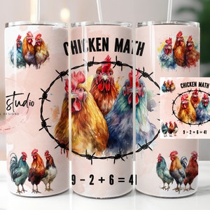 Può includere: Tre illustrazioni ad acquerello di galline con il testo "Chicken Math" e l'equazione "9 - 2 + 6 = 41" su uno sfondo rosa. Le galline sono in un cerchio di filo spinato.