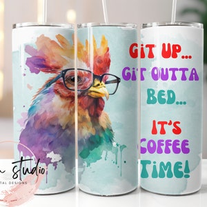 Może przedstawiać: Aquarela przedstawiająca koguta w okularach na jasnoniebieskim tle z tekstem "Git Up... Git Outta Bed... It's Coffee Time!"