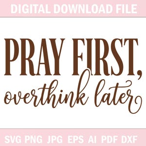Puede incluir: Un diseño gráfico digital que presenta el texto marrón PRAY FIRST, overthink later. La línea superior está en una fuente negrita sin remates, mientras que la línea inferior está en una escritura cursiva fluida sobre un fondo blanco liso.