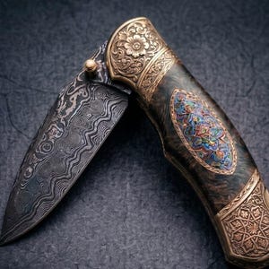 Könnte beinhalten: Nahaufnahme eines dekorativen Klappmessers. Die Klinge hat ein einzigartiges Muster. Der Griff ist aus dunklem Holz mit einem eingelegten ovalen Mosaik. Das Messer hat verzierte goldfarbene Metallakzente mit floralen und geometrischen Designs.