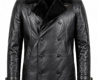 Replica realizzata a mano della giacca in pelle nera di Leon Kennedy di Resident Evil 9, con collo in montone, ideale per cosplay.