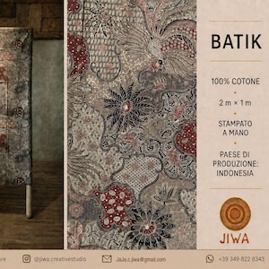 Könnte beinhalten: Ein rechteckiges Stück handbedruckter Batikstoff mit einem komplexen Muster aus dunkelroten, schwarzen und grauen Blumen- und Vogelmotiven. Der Stoff misst 2m x 1m und besteht aus 100% Baumwolle. Der Text BATIK, 100% COTTON, 2m x 1m, HAND-PRINTED und COUNTRY OF ORIGIN: INDONESIA ist sichtbar.