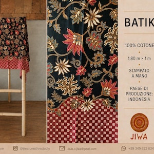 Könnte beinhalten: Ein schwarzer Stoff mit floralem Batikmuster in Rot, Orange und Weiß sowie einer roten geometrischen Bordüre. Der Text gibt 100% Baumwolle, 1,80 m x 1 m Maße, Handdruck in Indonesien und den Markennamen JIWA an.