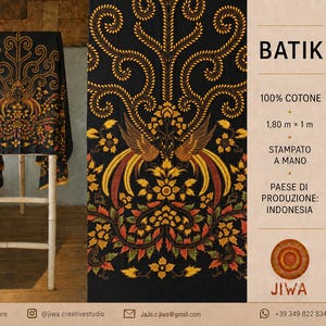 Könnte beinhalten: Ein schwarzer Stoff mit einem goldenen, orangen und grünen Batikmuster aus Vögeln und Blumenmotiven. Der Text gibt 100% Baumwolle, 1,80 m mal 1 m Maße, Handdruck, Herkunftsland Indonesien und den Markennamen JIWA an.