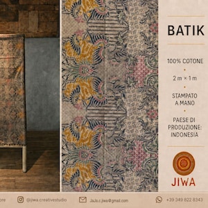 Könnte beinhalten: Ein rechteckiges Stück Batikstoff mit einem sich wiederholenden Muster aus gelben, rosafarbenen und dunkelblauen Blumen- und Vogelmotiven auf beigem Grund. Der Text rechts gibt 100% Baumwolle, 2 m x 1 m Maße und Indonesien als Herkunft an.
