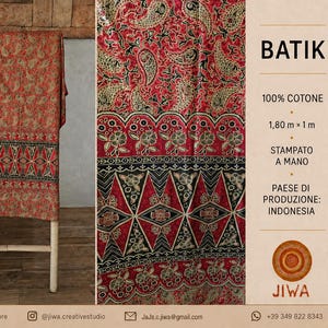 Könnte beinhalten: Ein roter und schwarzer Batikstoff mit Paisley- und geometrischen Mustern. Der Text lautet: BATIK, 100% COTONE, 1,80 m x 1 m, STAMPATO A MANO, PAESE DI PRODUZIONE: INDONESIA, JIWA. Der Stoff ist auf einem Bambusgestell mit Nahaufnahme zu sehen.