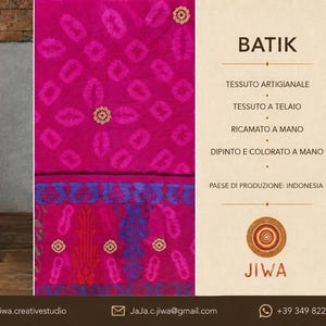 Könnte beinhalten: Ein leuchtend fuchsiafarbenes Batik-Textil mit einem sich wiederholenden Blumenmuster und einer dekorativen Bordüre mit blauen und violetten Akzenten. Der Stoff wird neben Text präsentiert, der ihn als handgefertigtes indonesisches Textil beschreibt.