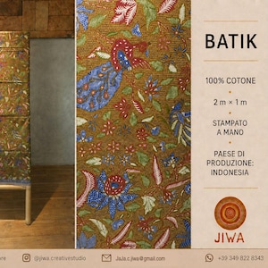 Könnte beinhalten: Ein rechteckiges Stück brauner Batikstoff mit einem mehrfarbigen Blumen- und Vogelmuster. Der Text rechts gibt 100% Baumwolle, Maße von 2m x 1m, handbedruckt und Herkunftsland Indonesien an, zusammen mit dem Markennamen JIWA.
