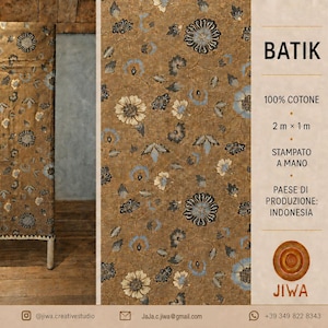 Könnte beinhalten: Ein rechteckiges Stück brauner Batikstoff mit einem Blumenmuster in Hellblau, Creme und Dunkelgrau. Der Text auf der rechten Seite lautet BATIK, 100% COTONE, 2 m x 1 m, STAMPATO A MANO, PAESE DI PRODUZIONE: INDONESIA und JIWA.