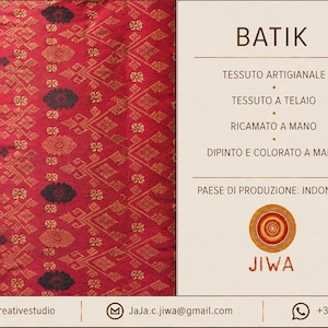 Könnte beinhalten: Ein rotes Batik-Textil mit komplexen geometrischen Mustern in Gold und Dunkelblau. Der Stoff ist auf einer hellen Holzleiter ausgestellt. Der Text auf der rechten Seite umfasst BATIK, HANDCRAFTED TEXTILE, HANDWOVEN, HAND-EMBROIDERED, HAND-PAINTED AND HAND-DYED, COUNTRY OF ORIGIN: INDONESIA und den Markennamen JIWA.