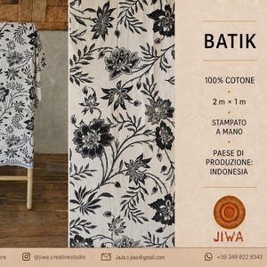 Könnte beinhalten: Ein weißer Stoff mit schwarzem floralem Batikmuster, der 2 m x 1 m misst. Der Text auf dem Bild lautet BATIK, 100% COTONE, 2 m x 1 m, STAMPATO A MANO, PAESE DI PRODUZIONE: INDONESIA und JIWA. Der Stoff ist über einen Holzrahmen drapiert.