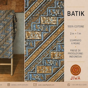 Könnte beinhalten: Ein handbedruckter Batikstoff mit einem geometrischen Muster in Braun-, Blau- und Cremetönen. Das Textil misst 2 Meter mal 1 Meter und besteht aus 100 % Baumwolle. Das Design enthält komplizierte florale Motive innerhalb von diagonalen Streifen.