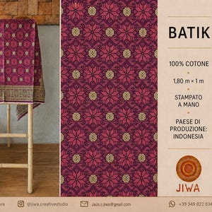 Può includere: Un tessuto batik magenta e oro con un motivo geometrico a stelle ripetuto. Il tessuto misura 1,80 m per 1 m ed è composto al 100% da cotone. Il tessuto è stampato a mano in Indonesia, come indicato dal testo sulla presentazione del prodotto.