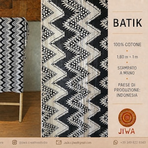 Peut inclure: Un tissu batik noir et blanc avec un motif répétitif en zigzag et des lignes pointillées. Le texte à droite indique 100% coton, des dimensions de 1,80 m x 1 m, imprimé à la main, pays d'origine Indonésie, avec la marque JIWA.