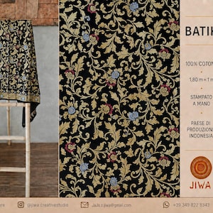 Könnte beinhalten: Ein schwarzer Batikstoff mit einem dichten, komplizierten Muster aus goldenem Blattwerk und kleinen blauen und roten Blumenakzenten. Das Textil misst 1,80 m x 1 m, besteht aus 100 % Baumwolle und ist laut Text handbedruckt in Indonesien.