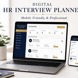 Könnte beinhalten: Ein Laptop und ein Smartphone zeigen eine digitale HR-Interview-Planer-Oberfläche. Der Laptop zeigt ein Dashboard mit anstehenden Interviews, während das Telefon die Oberfläche spiegelt. Eine Tasse Kaffee, ein Notizbuch und eine Pflanze sind ebenfalls zu sehen.