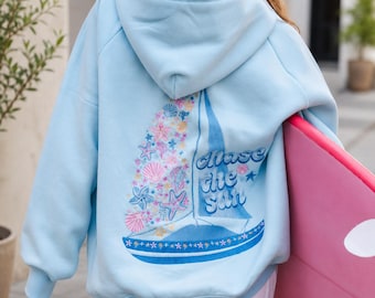 Bestickter Chase the Sun Hoodie | Segelboot-Strandpullover