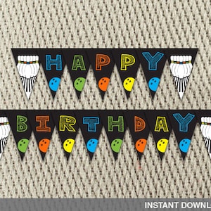 Op de afbeelding: Een printbare banner met zwarte driehoekige vlaggen waarop "Happy Birthday" in wit staat. De vlaggen zijn versierd met bowlingpinnen en bowlingballen in verschillende kleuren.