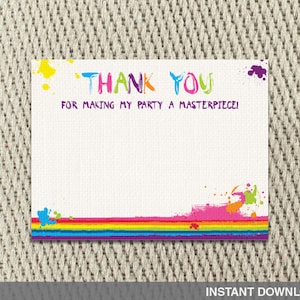 Op de afbeelding: Dankjewel kaart met een regenboogstreep en kleurrijke verfspatten. De tekst luidt "Bedankt voor het maken van mijn feestje tot een meesterwerk!"