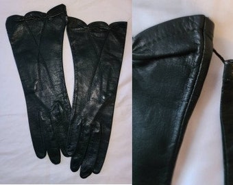 Unworn Vintage Gloves 1950s Midlength Thin Dark Green Leather Gloves Scalloped Tops Hunter Green Rockabilly Boho 6.5