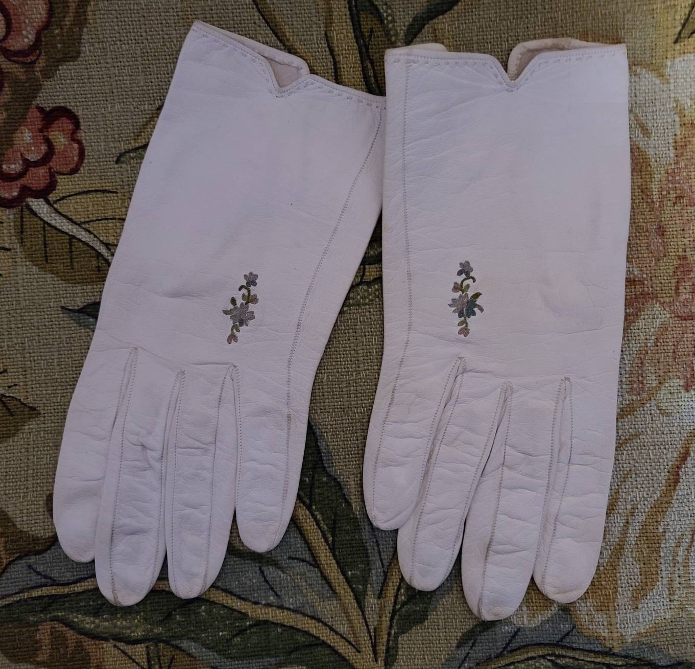 Vintage 1950s Gloves White Kid Leather Wrist Gloves Colored Floral Embroidery Rockabilly Wedding S