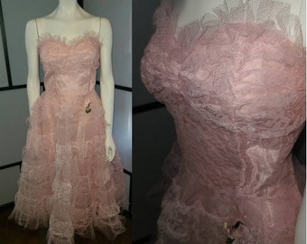 Vintage 1950s Dress Pink Tiered Lace Net Strapless Prom Dress Sweetheart Bodice Cupcake Rockabilly S