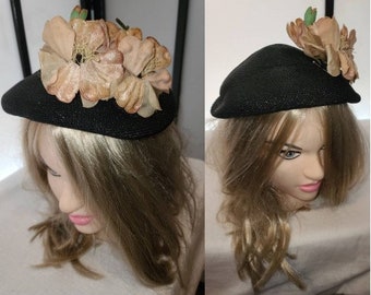 Unworn Vintage Hat 1940s 50s Small Round Black Hat Large Pink Beige Flowers Rockabilly Pinup NWT 22.5 in.
