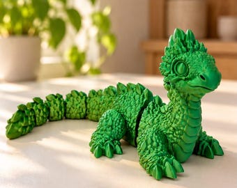 Gearticuleerde 3D-geprinte draak, fantasiefiguur en bureauaccessoire.