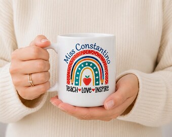 Gepersonaliseerde mok voor leerkrachten | Regenboog cadeau voor leerkrachten | Koffiemok op maat voor leerkrachten | Mok met de tekst "Leer, hou van, inspireer" | Cadeau ter waardering van leerkrachten