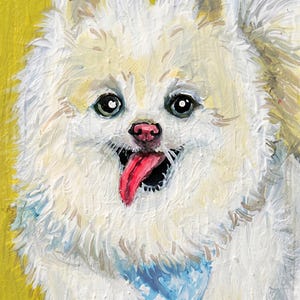 Può includere: Un dipinto a olio di un soffice cane di razza Pomerania bianco con occhi scuri, naso rosa e una lingua rosso vivo che sporge. Il cane è raffigurato su uno sfondo giallo vibrante, con spesse pennellate visibili che creano un aspetto materico.