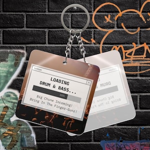 Laddar Drum & Bass Fyrkantig Nyckelring | Retro Dator Alert Box Design