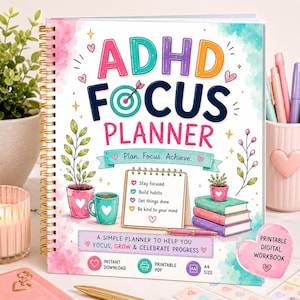 Peut inclure: Un agenda ADHD Focus Planner à reliure spirale avec une couverture blanche illustrée de plantes, de livres et de cœurs colorés. Le texte indique ADHD FOCUS PLANNER, Plan. Focus. Achieve., et A SIMPLE PLANNER TO HELP YOU FOCUS, GROW & CELEBRATE PROGRESS.